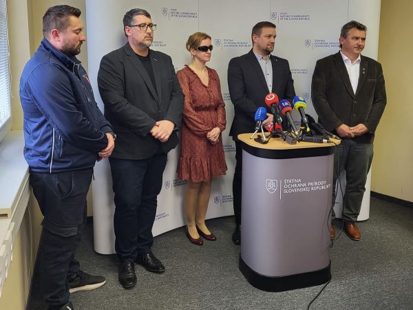 Účastníci včerajšieho brífingu ŠOP SR o medveďovi