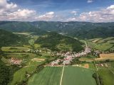 V pozadí Muránska planina 