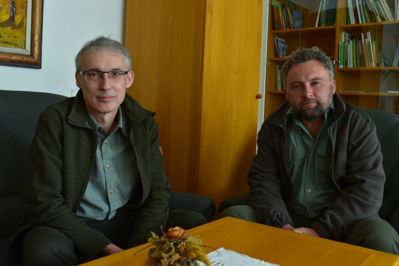 Poverený riaditeľ NLC-LVÚ Marián Slamka (vpravo) a vedúci Centra excelentnosti LignoSilva Tomáš Bucha