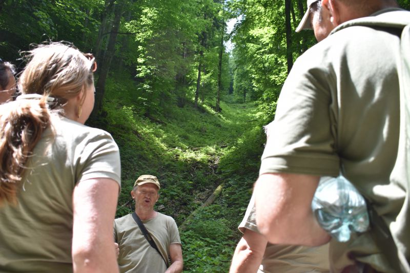Ing. Apfel (v strede) vysvetľuje zvolen&eacute; lesn&iacute;cke postupy 