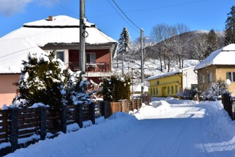 Zima v obci Ulič, jej obyvatelia sú na palivovom dreve závislí 