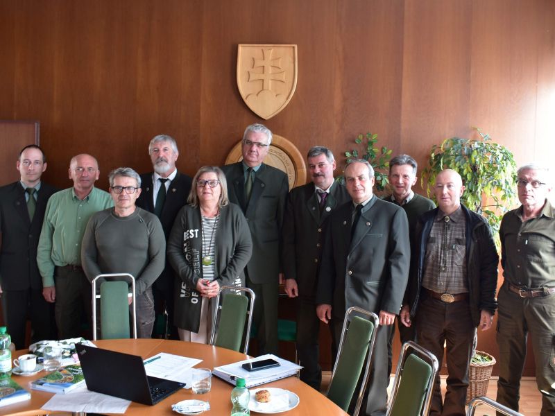 Účastníci včerajšieho rokovania Predstavenstva Slovenskej lesníckej komory 