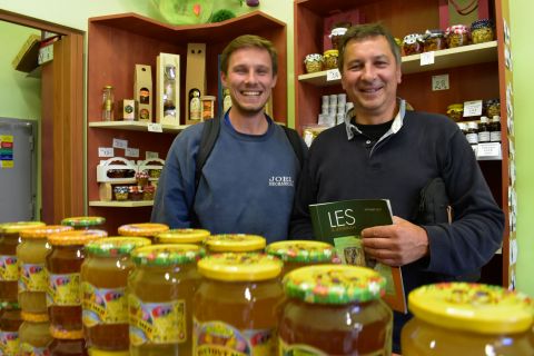 Tibor Vargapál so synom Marekom v košickej predajni so včelými produktami 