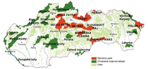 Ilustračné foto s mapkou národných parkov, chránených krajinných oblastí a lesov na Slovensku