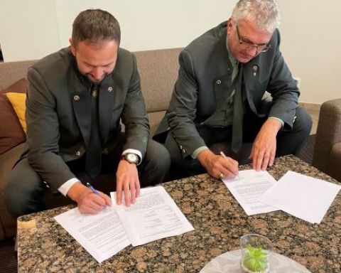 Zmluvy o spolupráci na výskumných projektoch podpísali  zľava generálny riaditeľ NLC Peter Balogh a predseda SLsK Igor Viszlai