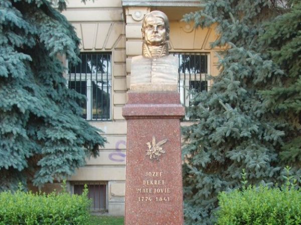 Pamätník Jozefa Dekreta Matejovie v Národnej ulici pri Generálnom riaditeľstve LESY SR š. p. v Banskej Bystrici 