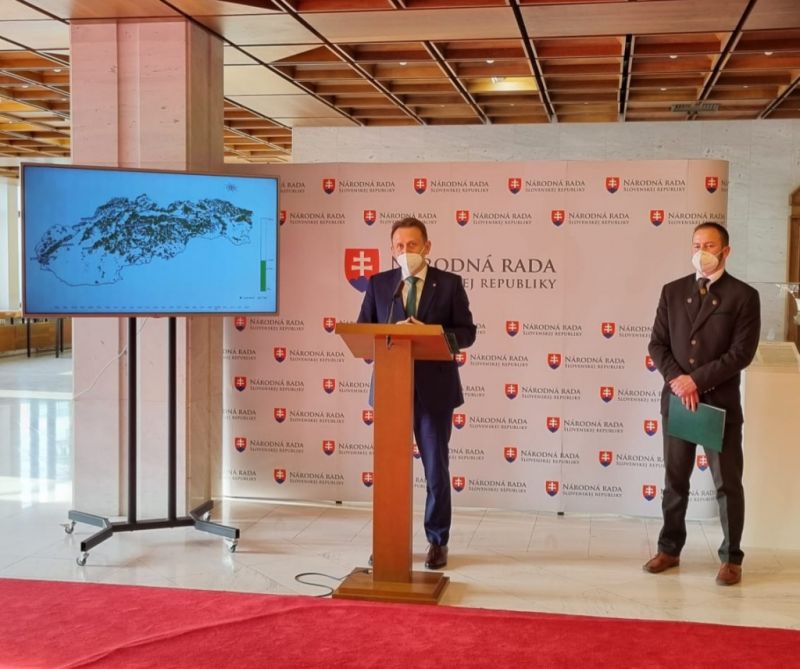 Minister Samuel Vlčan (vľavo) a generálny riaditeľ NLC Peter Balogh predstavujú Zelenú správu 2020