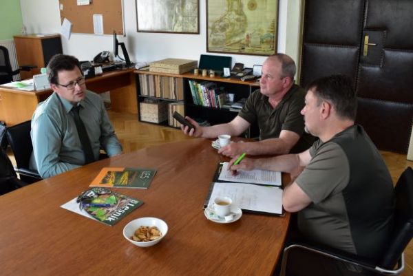 Počas rozhovor s nov&yacute;m gener&aacute;lnym riaditeľom LESY SR J&aacute;nom Marhefkom (vľavo) 