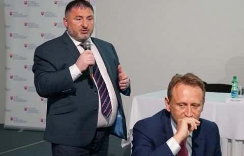 Štátny tajomník Milan Kyseľ hovorí do mokrfónu, minister Samuel Vlčan zamyslene počúva 