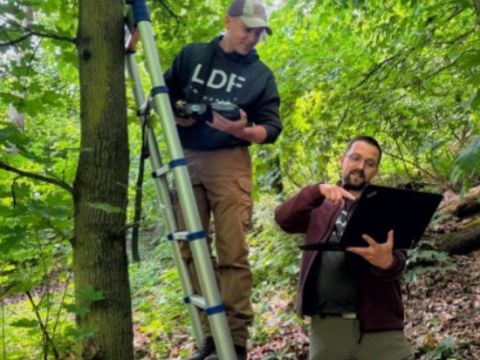 Radim Plhal na rebríku a Jakub Drimaj s notebookom 