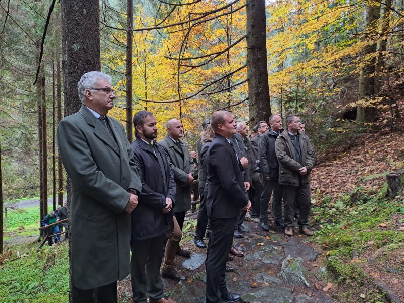 Foto z pietneho aktu na Symbolíckom cintoríne v Lesníckom skanzene 