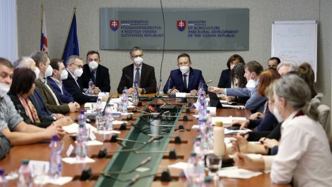 Minister Samuel Vlčan (v strede) na štvrtkovom stretnutí s predstaviteľmi Vidieckej rady 