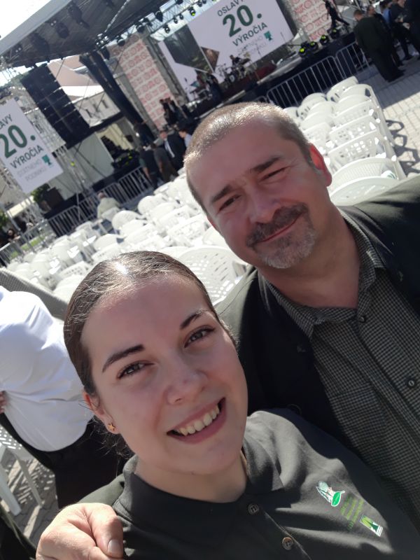 Časť lesn&iacute;ckeho rodu Grellnethovcov. Otec a dc&eacute;ra na oslav&aacute;ch 20. v&yacute;ročia založenia &scaron;. p. LESY SR 