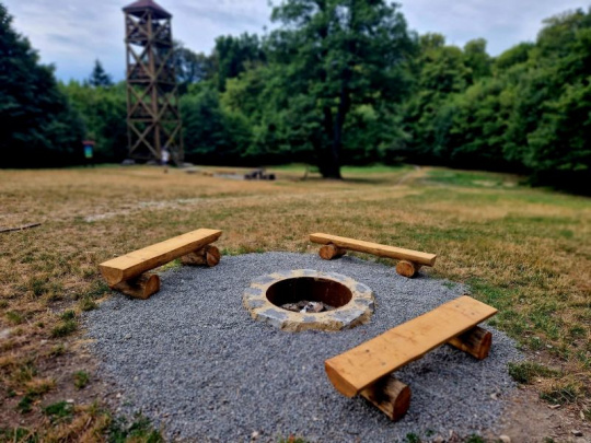 V lesoparku Mestských lesov v Bratislave je vyše 90 oficiálnych ohnísk: Mobiliár vyrobili z lokálneho dreva, najmä z duba a agáta