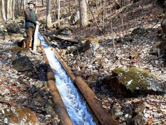 Banskobystrickí mestskí lesníci otvoria drevorubačskú sezónu: Tradičné plavenie dreva vo vodnom žľabe Rakytovo pri Dolnom Harmanci