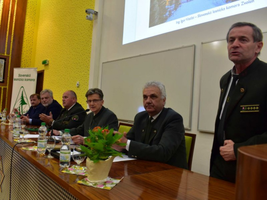 Riport: Valné zhromaždenie Slovenskej lesníckej komory so snahou o zjednotenie lesníkov - zatiaľ len kopú sami do seba...
