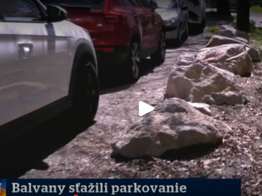 Lesníci zatarasili vjazd do lesíka pri Počúvadle balvanmi: Dôvodom je ochrana lesa, podnikatelia sa obávajú straty zákazníkov