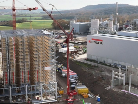 Výrobca materiálov na báze dreva v miernom zisku: Do prevádzky postupne uvádza závod na spracovanie recyklovaného dreva