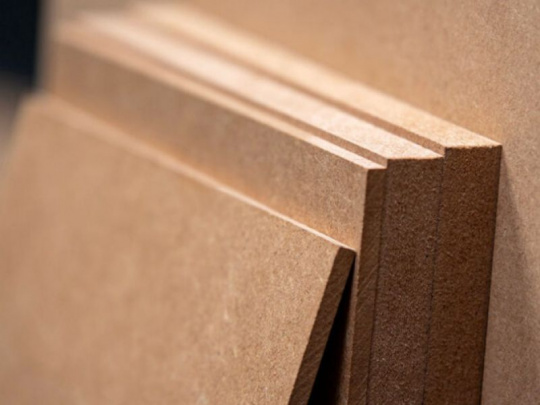 Nový závod na výrobu polotvrdých drevovláknitých dosiek z recyklovaného materiálu: Inovatívna technológia Fiber2Fiber