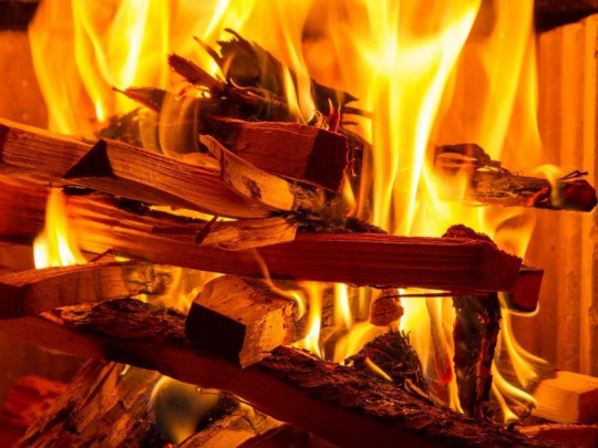 Ako predĺžiť horenie dreva, zvýšiť výhrevnosť a znížiť spotrebu pri vykurovaní: Drevo sa oplatí kombinovať s inými palivami