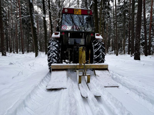 Mestské lesy Hradec Králové: V snehu urobené bežecké stopy pre lyžiarov, lesné cesty zásadné pre obslužnosť lesa odhrnuté a na svahoch posypané pieskom